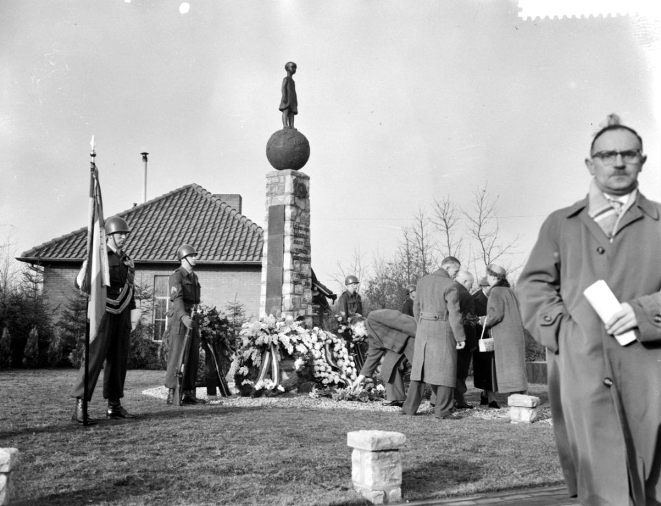 Onthulling monument ter gedachtenis van de gesneuvelden van het Korea detachemen, Bestanddeelnr 910-8890