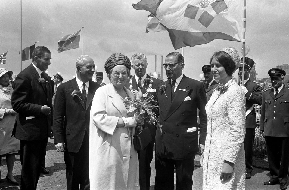 Ontvangst van de koningin, minister en burgemeesters in IJmuiden, Bestanddeelnr 920-4103