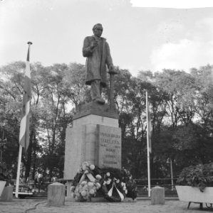 Onthulling monument PJ Troelstra door kleindochter mevrouw Veronica Baay te Le, Bestanddeelnr 914-3794