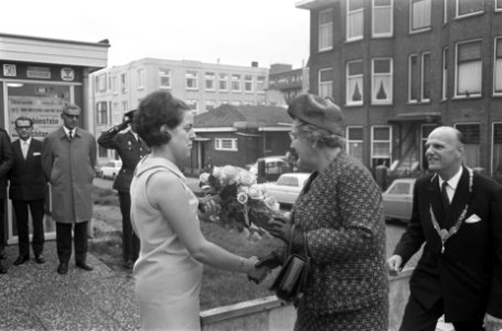 Ontvangst van de koningin. Rechts burgemeester Kolfschoten, Bestanddeelnr 921-7357