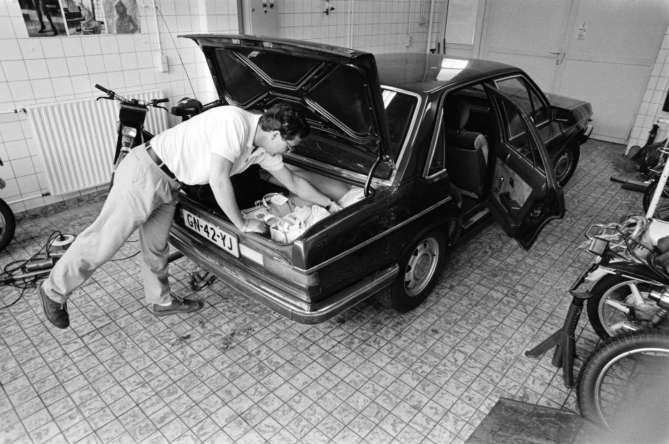 Ontvoering Joke Osterman Otto de auto van de ontvoerde op het hoofdbureau van , Bestanddeelnr 933-6726