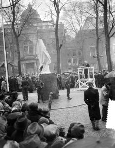 Onthulling van het verzetsmonument voor de Februaristaking Dokwerker door koni, Bestanddeelnr 905-4592