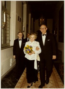 Ontvangst van wethouder L.D. van den Berg en echtgenote op het stadhuis voor zijn afscheidsdiner, door burgemeester J. Reehorst. NL-HlmNHA 54014081