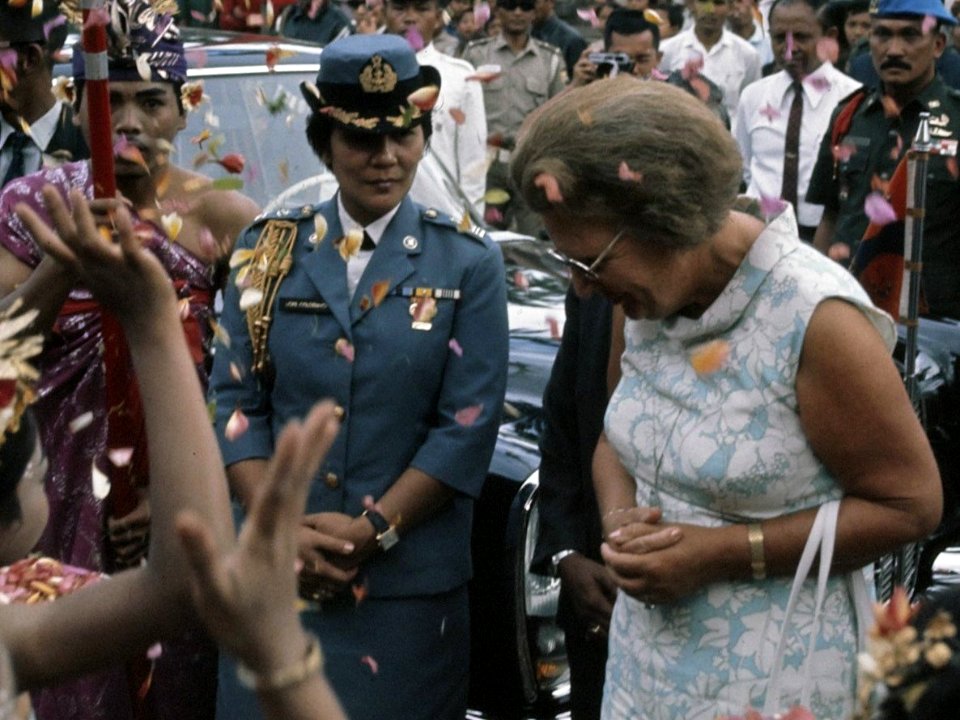 Ontvangst van koningin Juliana op Bali Links de vrouw van de ambassadeur, mevro, Bestanddeelnr 254-9060 (cropped 1)