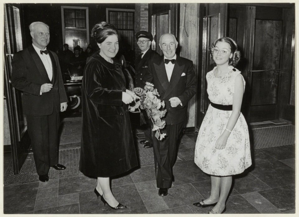 Ontvangst van Prinses Margriet in de hal van het Concertgebouw voor een Gala-concert met links burgemeester Cremers., NL-HlmNHA 54011213