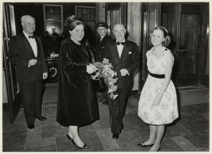 Ontvangst van Prinses Margriet in de hal van het Concertgebouw voor een Gala-concert met links burgemeester Cremers., NL-HlmNHA 54011213