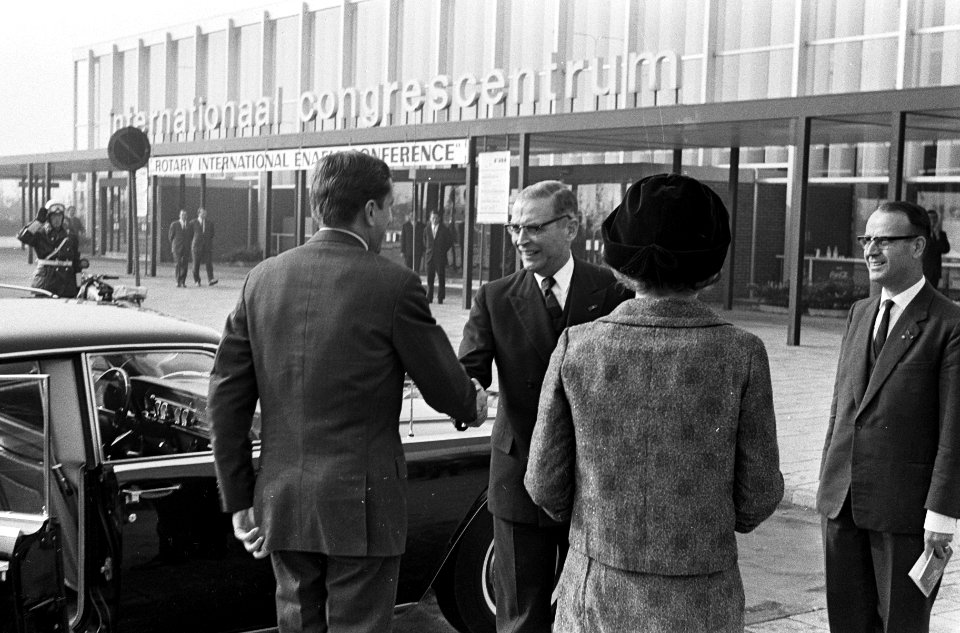 Ontvangst van prinses Beatrix en prins Claus door burgemeester Van Hall, Bestanddeelnr 918-2811