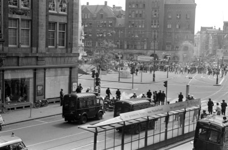 Onlusten in Amsterdam, karabijnbrigade op Damrak (overzicht), Bestanddeelnr 919-2526