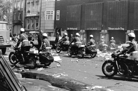 Onlusten in Amsterdam, politie bij Telegraaf, Bestanddeelnr 919-2503