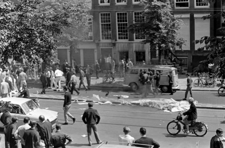 Onlusten in Amsterdam, papierrol brandt op straat, Bestanddeelnr 919-2511