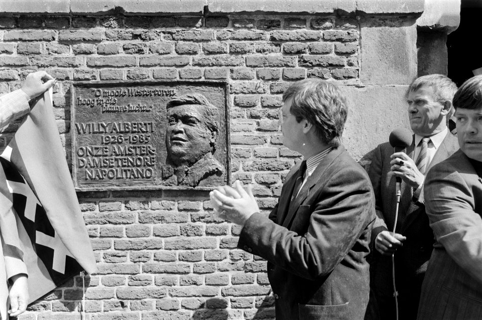 Onthulling herdenkingsplaquette voor Willy Alberti in Muur Westertoren door Will, Bestanddeelnr 933-6634