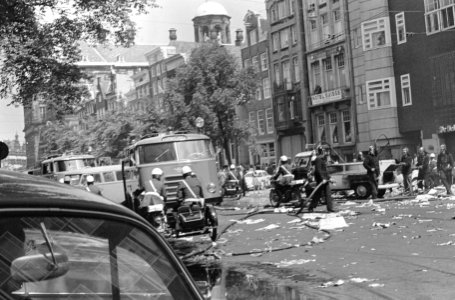 Onlusten in Amsterdam, politie op motoren komen bij Telegraafgebouw enkele uren , Bestanddeelnr 919-2502