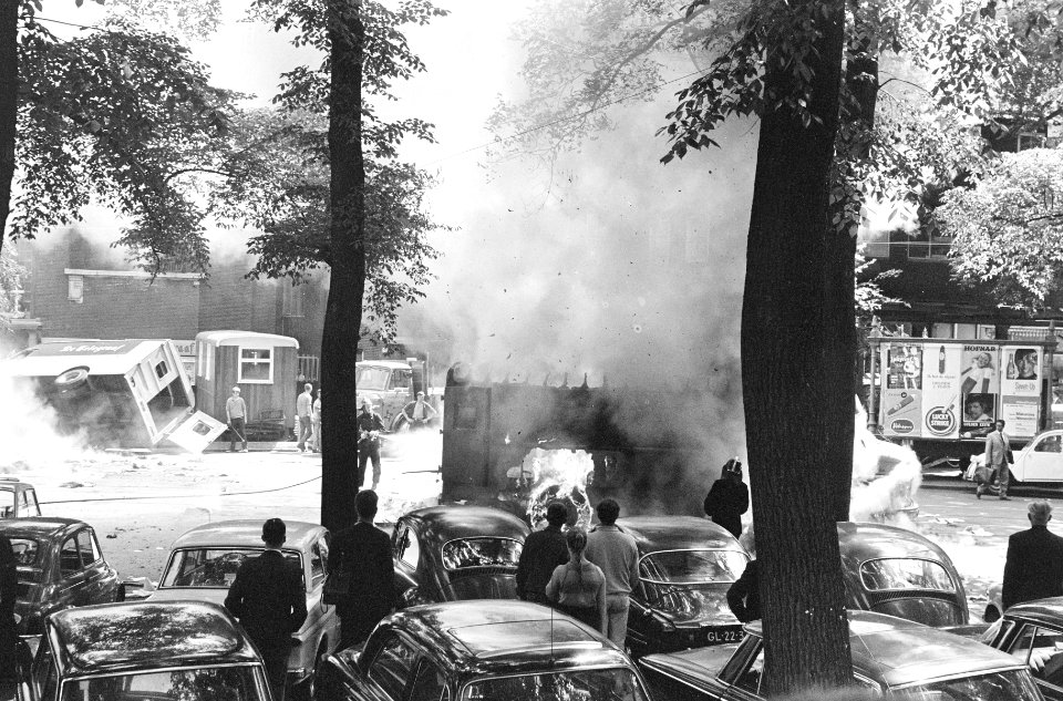 Onlusten in Amsterdam, brandende Telegraaf autos op Noordzijdevoorburgwal, Bestanddeelnr 919-2496