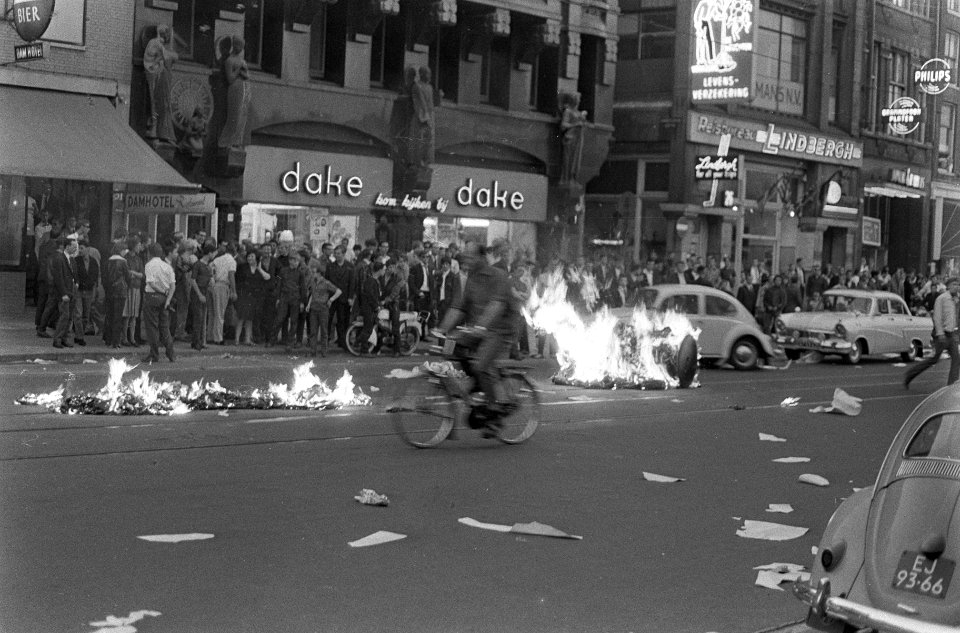 Onlusten in Amsterdam, brandjes op straat Damrak, Bestanddeelnr 919-2520
