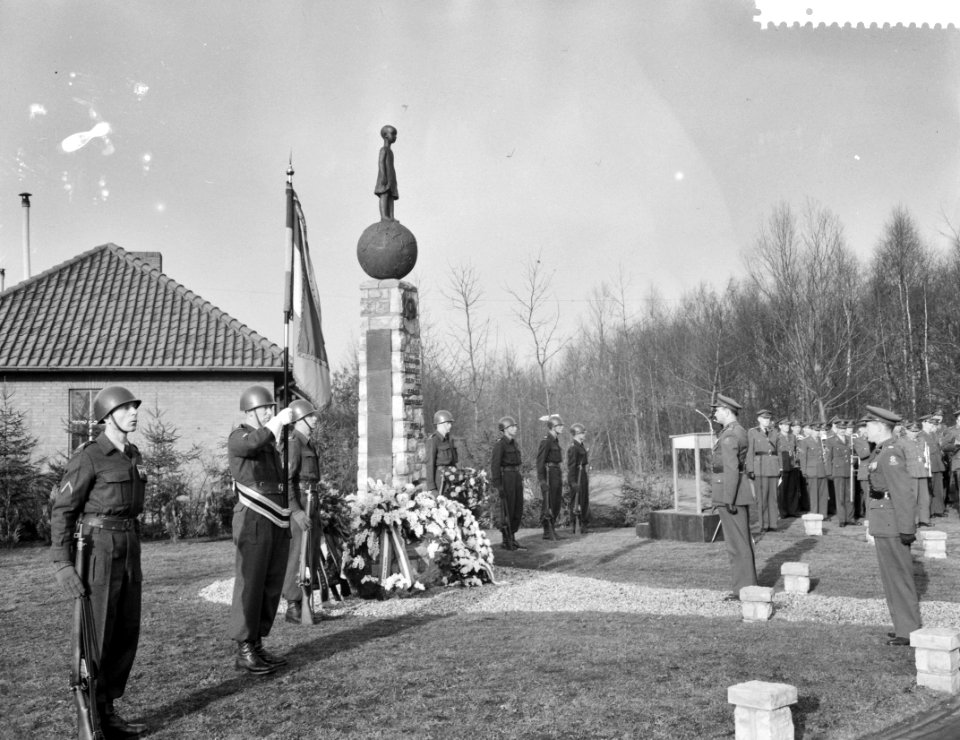 Onthulling monument ter gedachtenis van de gesneuvelden van het Korea detachemen, Bestanddeelnr 910-8894