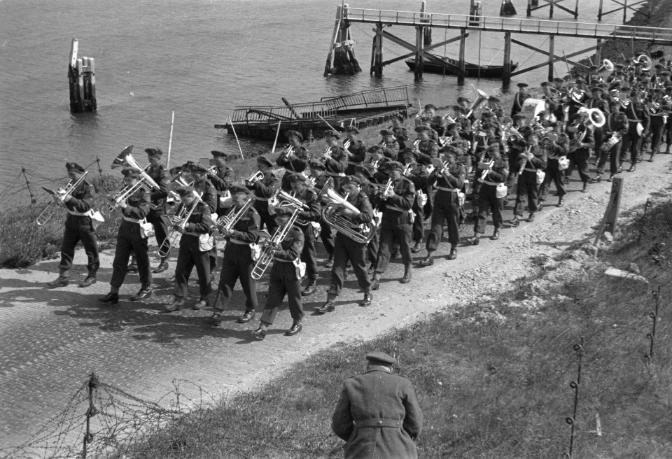 Onthulling monument Kornwerderzand, Bestanddeelnr 901-7501