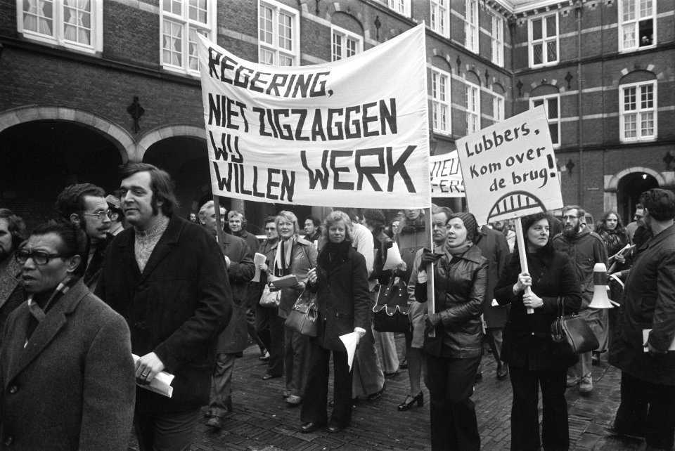 Ontslagen personeel Singer Nijmegen demonstreert op Binnenhof, Bestanddeelnr 927-5964