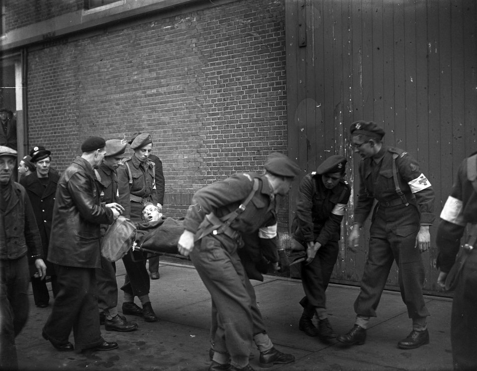 Ontscheping van de gewonde militairen, die gisteren met de Grote Beer uit Ind…, Bestanddeelnr 902-5452