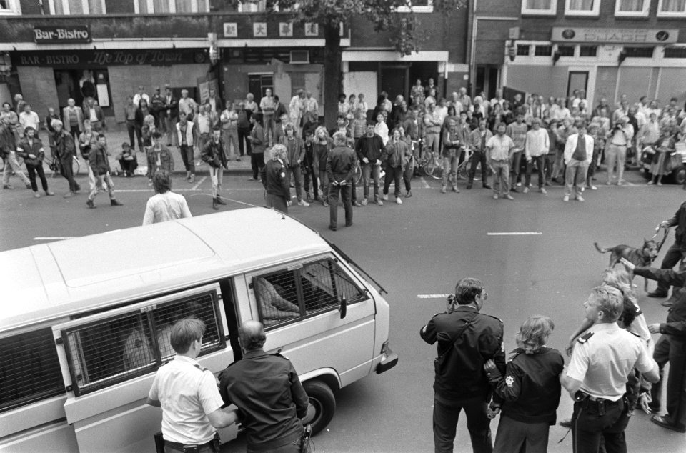 Ontruiming kraakpand Scheldestraat 100 in Amsterdam overzicht tijdens aanhoudin, Bestanddeelnr 933-7264