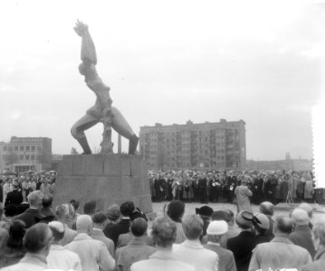 Onthulling door mevrouw Van Walsum van het beeld van Zadkine te Rotterdam, Bestanddeelnr 905-7259