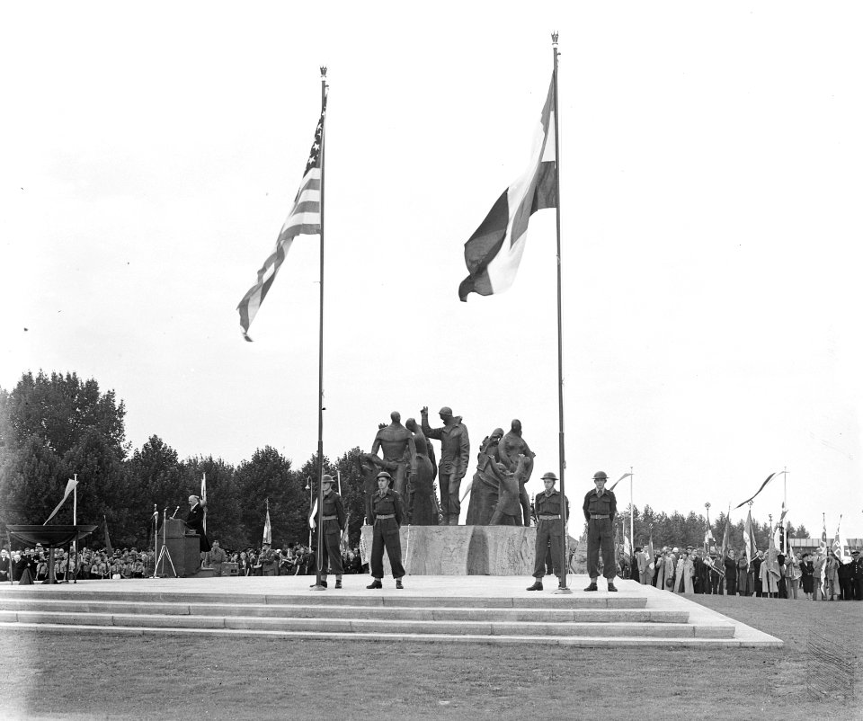 Onthulling van het oorlogsmonument aan het Koningsplein in Maastricht. De beelde, Bestanddeelnr 905-3063