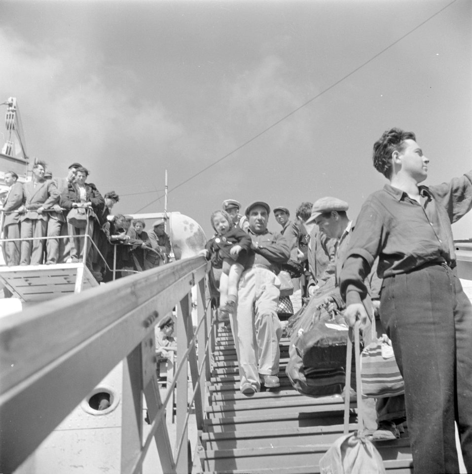 Ontschepen van emigranten (oliem) uit Bulgarije van het transportschip Bulgaria , Bestanddeelnr 255-1143