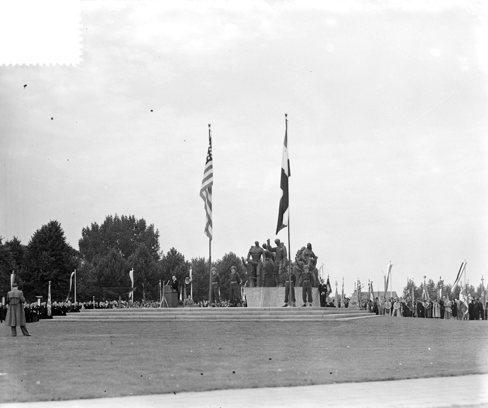 Onthulling van het oorlogsmonument aan het Koningsplein in Maastricht. De beelde, Bestanddeelnr 905-3061