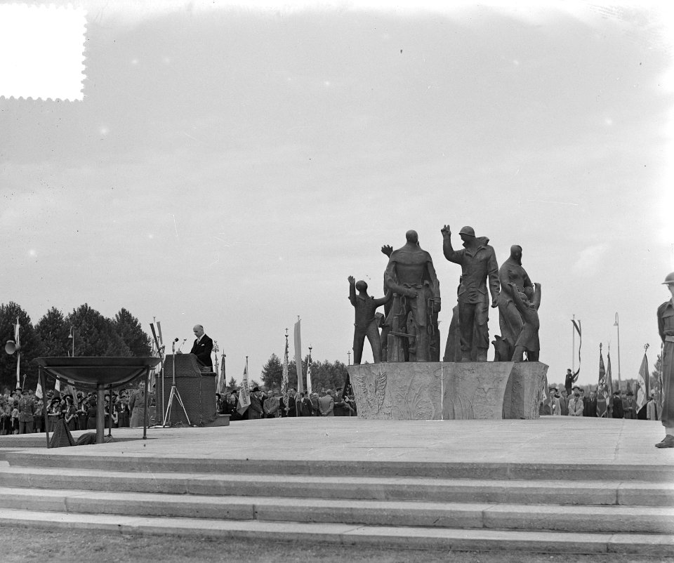 Onthulling van het oorlogsmonument aan het Koningsplein in Maastricht. De beelde, Bestanddeelnr 905-3062