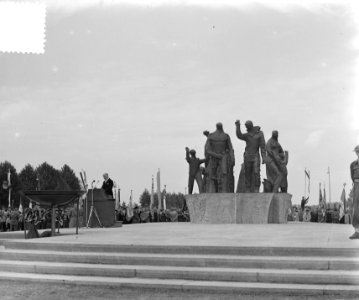 Onthulling van het oorlogsmonument aan het Koningsplein in Maastricht. De beelde, Bestanddeelnr 905-3062