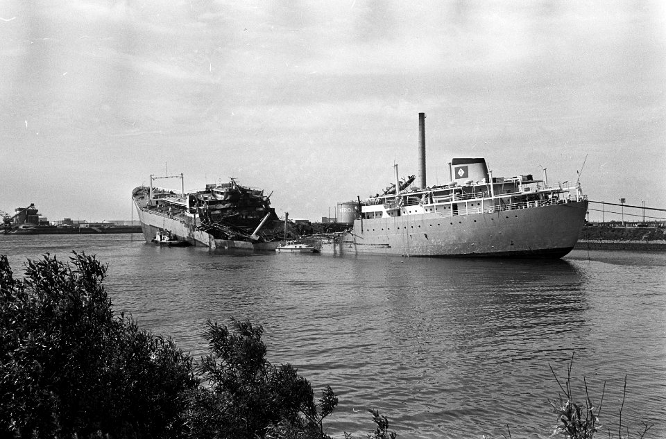 Ontploffing op Noorse tanker Roma Star bij Verolme te Rozenburg, de tanker, Bestanddeelnr 917-8705