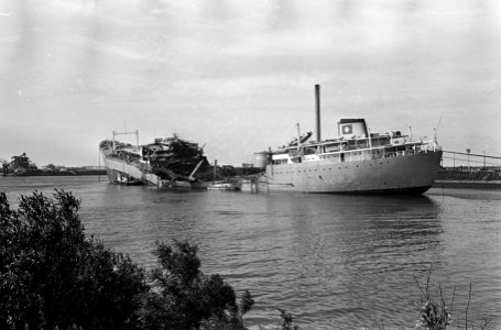 Ontploffing op Noorse tanker Roma Star bij Verolme te Rozenburg, de tanker, Bestanddeelnr 917-8705