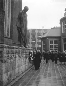 Onthulling van het oorlogsmonument te Groningen door dr. W. Drees, Bestanddeelnr 910-2426