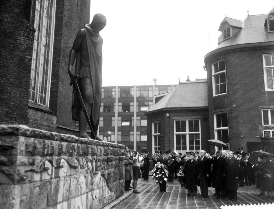 Onthulling van het oorlogsmonument te Groningen door dr. W. Drees, Bestanddeelnr 910-2427