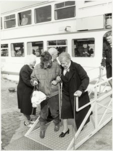 Ontschepen na aankomst bij een boottocht van de Zonnebloem. NL-HlmNHA 54025857