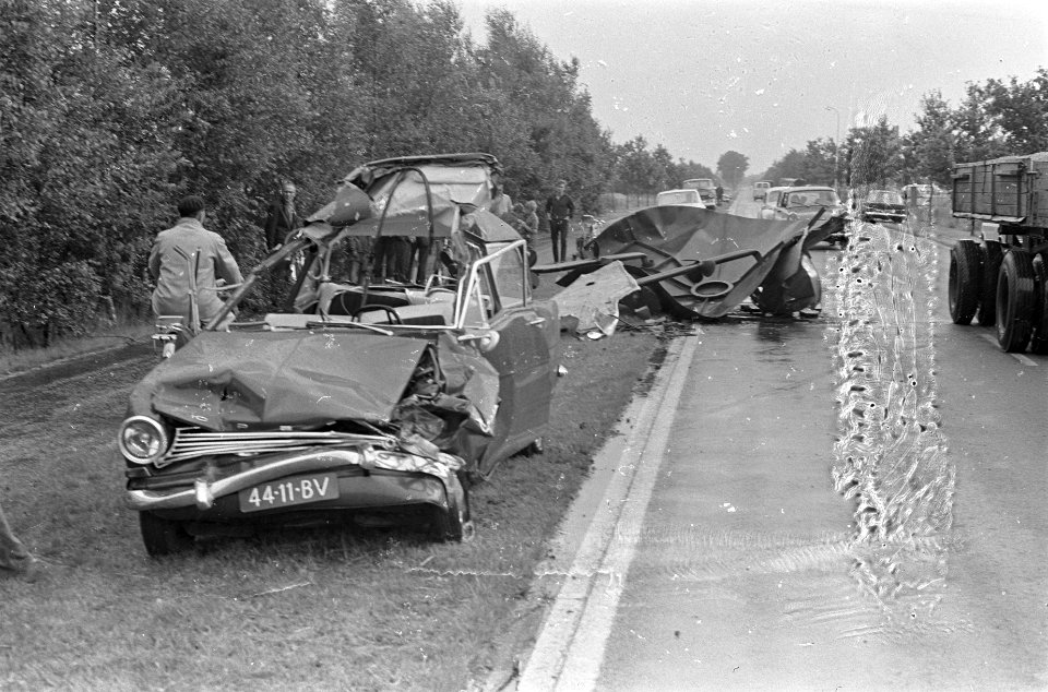 Ontploffing te Schoonebeek. Vernielde autos, Bestanddeelnr 920-5681