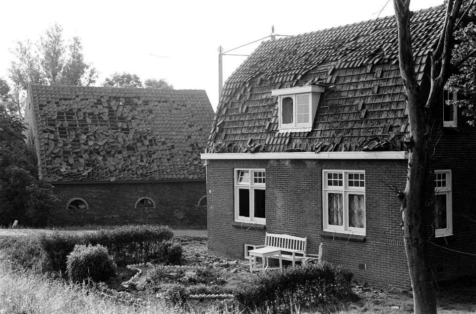 Ontploffing te Muiden De boerderij van de heer Beukenboom werd het zwaarste get, Bestanddeelnr 915-2600