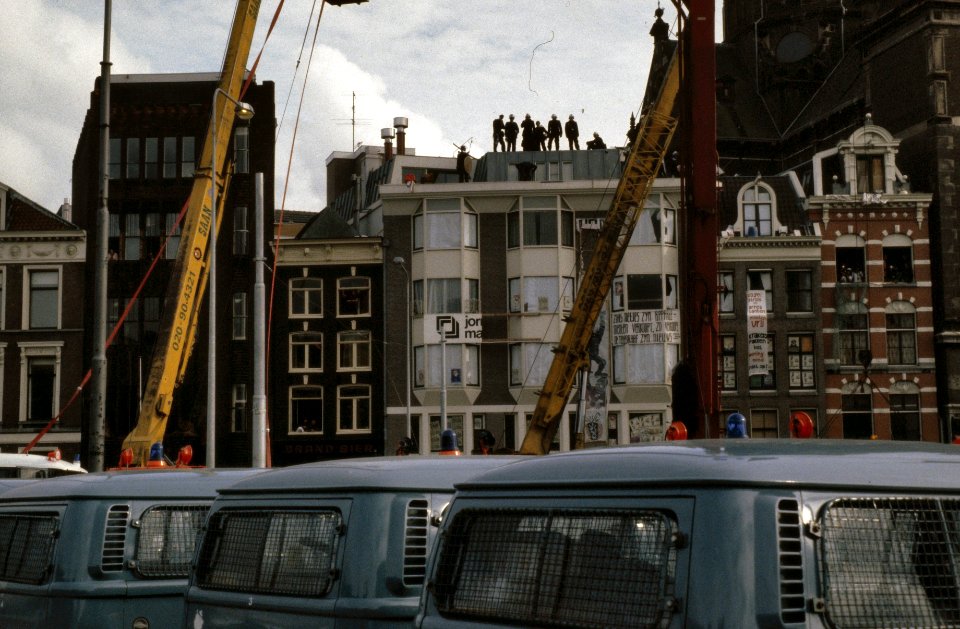 Ontruiming gekraakte flats Prins Hendrikkade Amsterdam door Mobiele Eenheid ho, Bestanddeelnr 253-8283