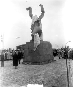 Onthulling door mevrouw Van Walsum van het beeld van Zadkine te Rotterdam, Bestanddeelnr 905-7256
