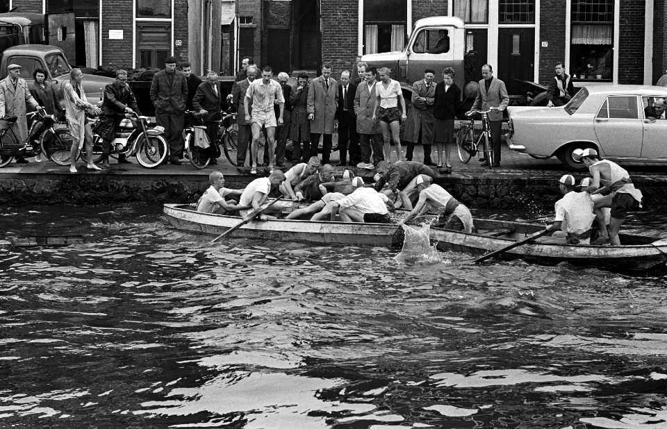 Ontgroening te Delft Een groep groenen in gevecht met de bemanning van tegenpar, Bestanddeelnr 915-5457