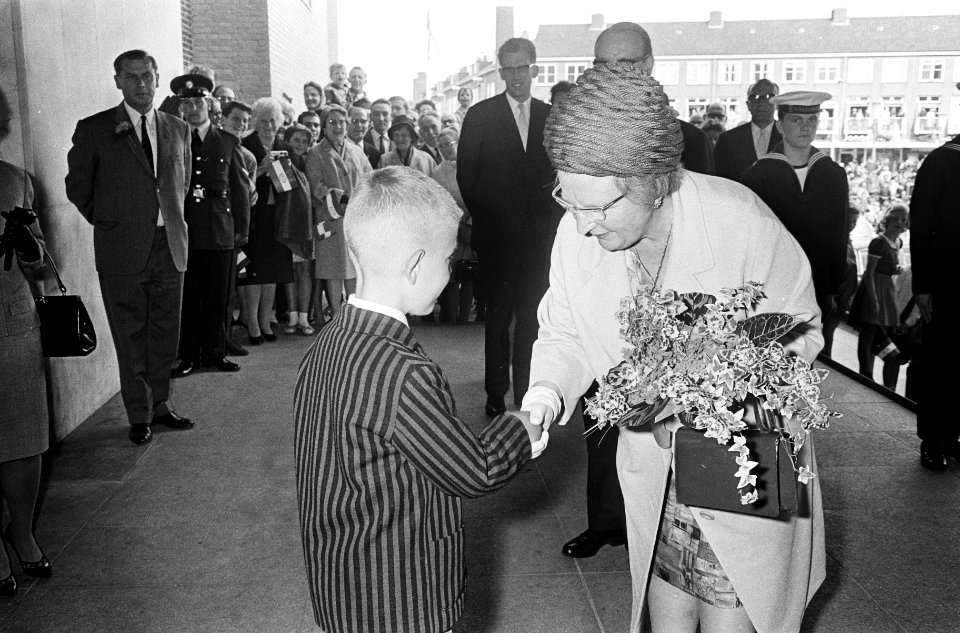 Ontvangst van de koningin, minister en burgemeesters in IJmuiden, Bestanddeelnr 920-4104