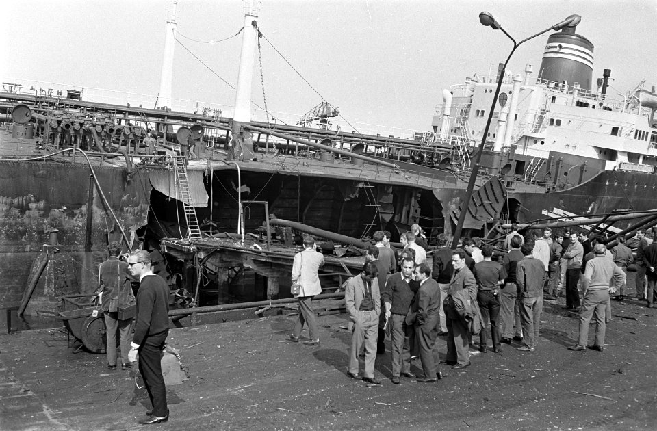Ontploffing Panamese tanker Agua Clara in Schiedam. Bemanningsleden van schip…, Bestanddeelnr 921-5050