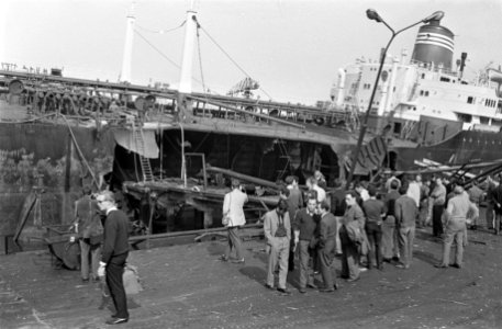 Ontploffing Panamese tanker Agua Clara in Schiedam. Bemanningsleden van schip…, Bestanddeelnr 921-5050