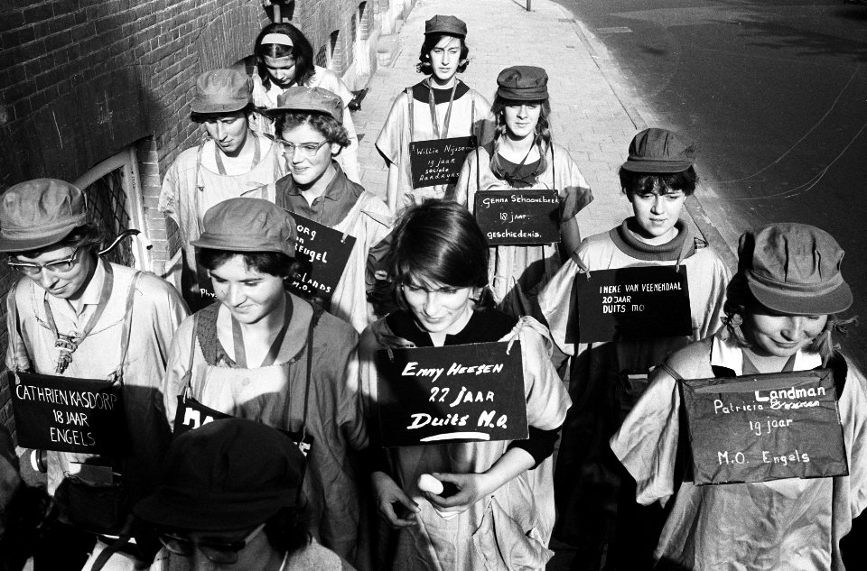 Ontgroening te Amsterdam Groepjes dames studenten van de VU in groen gestoken, Bestanddeelnr 915-5189