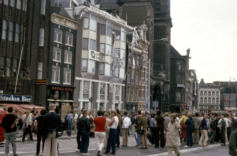 Ontruiming gekraakte flats Prins Hendrikkade Amsterdam door Mobiele Eenheid om, Bestanddeelnr 253-8289