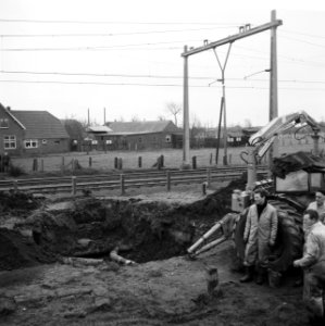 Ontploffing in aardgasleiding bij Nijkerk, een der arbeid bezig met de reparatie, Bestanddeelnr 917-4062