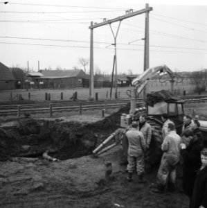 Ontploffing in aardgasleiding bij Nijkerk, een der arbeid bezig met de reparatie, Bestanddeelnr 917-4057