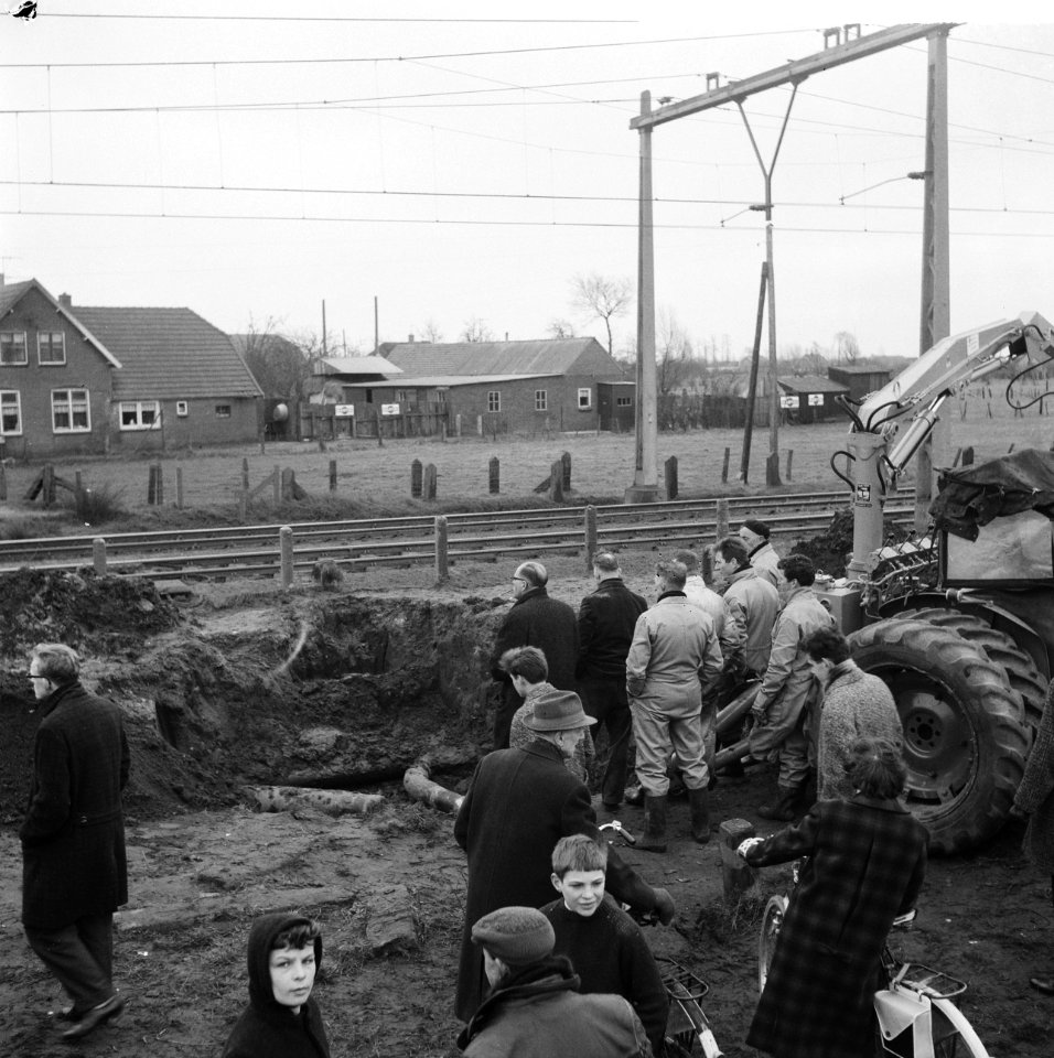 Ontploffing in aardgasleiding bij Nijkerk, links het gat rechts de arbeiders na , Bestanddeelnr 917-4055