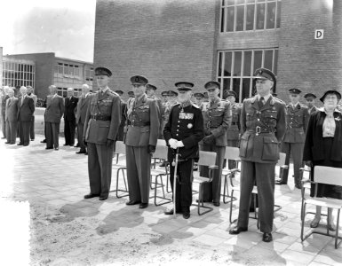 Onthulling van het monument in de Oranjekazerne te Schaarsbergen door luitenant , Bestanddeelnr 907-2126