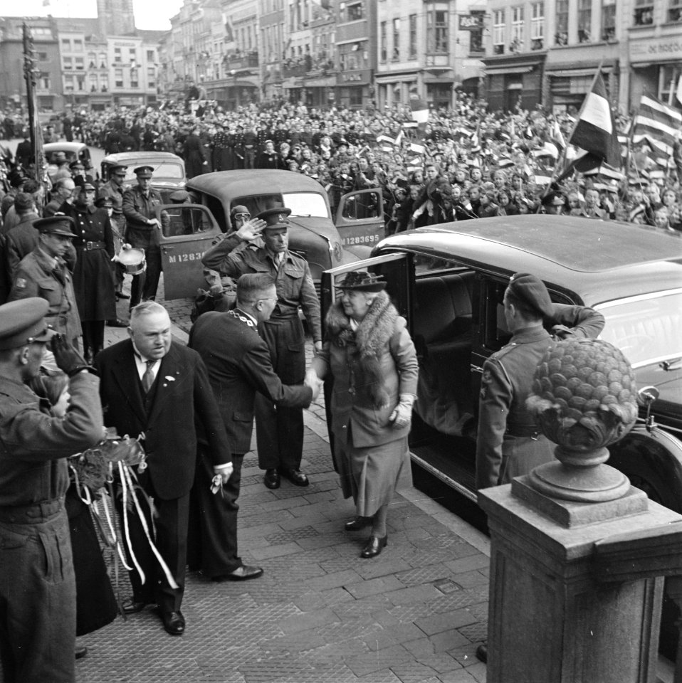 Ontvangst van de koningin in Breda door waarnemend burgemeester Van Mierlo, Bestanddeelnr 900-2739