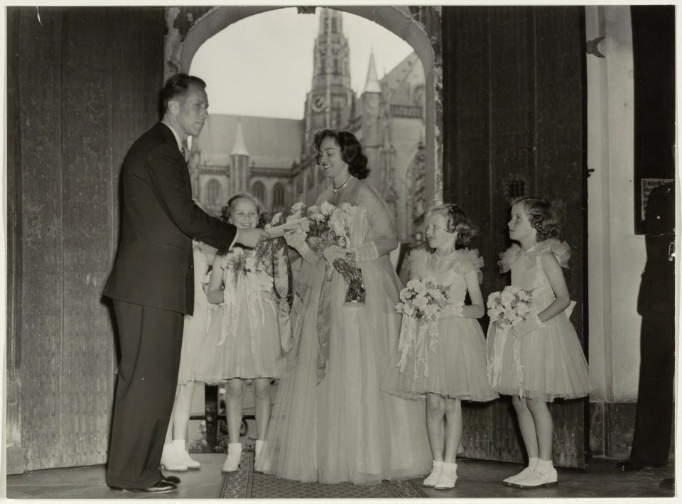 Ontvangst van de Bloemenkoningin op het stadhuis t.g.v. de Bloemenweek 1951. NL-HlmNHA 54001162